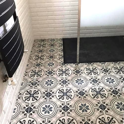 pose de carrelage et de faïence dans une salle de bain